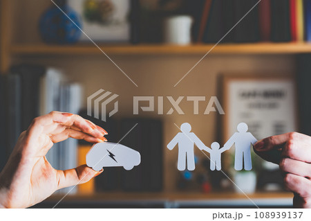 電気自動車と家族のクラフトイメージ 108939137