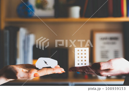 電気自動車とビルのクラフトイメージ 108939153