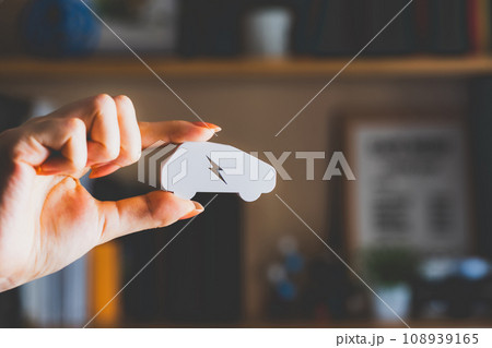 本棚と電気自動車のクラフトイメージ 本棚と電気自動車のクラフトイメージ 108939165