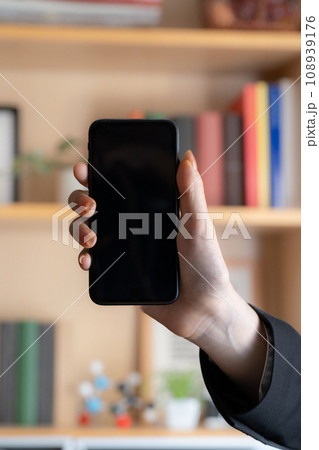 スマートフォンイメージ　本棚 108939176