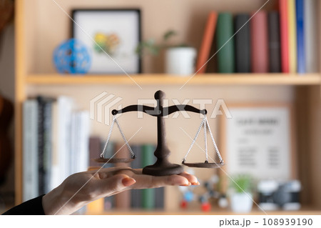 天秤イメージ　手乗り　本棚 108939190