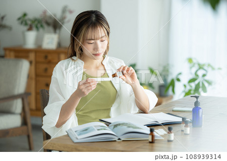 アロマテラピーを楽しむ女性 108939314