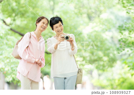 ミドル女性　旅行　カメラ 108939327