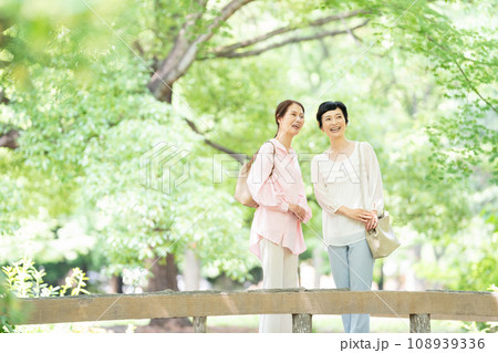 ミドル女性　旅行　女子旅 108939336