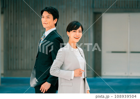 オフィスのロビーに立つ男女ビジネスイメージ オフィスのロビーに立つ男女ビジネスイメージ 108939504