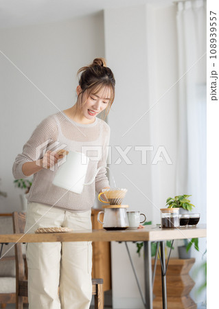 部屋でコーヒーを入れる女性 108939557