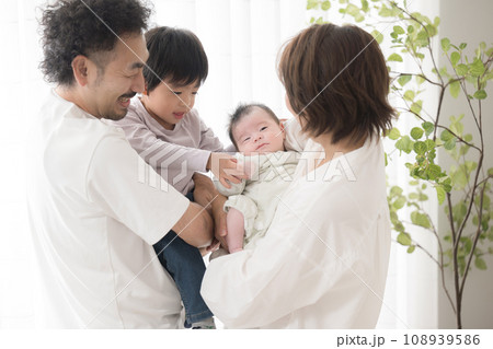 赤ちゃんを抱くパパとママ　仲良し4人家族 108939586