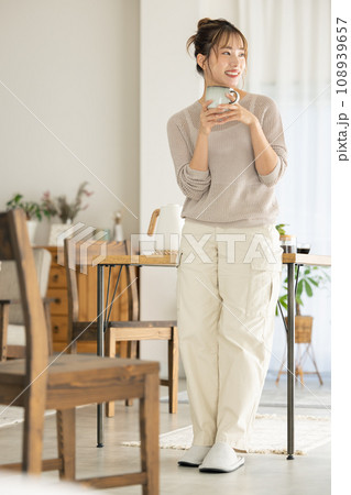 部屋でコーヒーを飲む女性 108939657