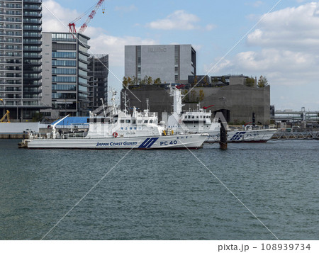神戸港に停泊する海上保安庁の巡視艇 108939734
