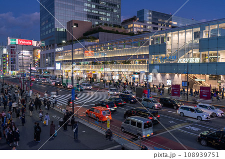 《東京都》新宿駅都市夜景・新宿新南口 《東京都》新宿駅都市夜景・新宿新南口 108939751