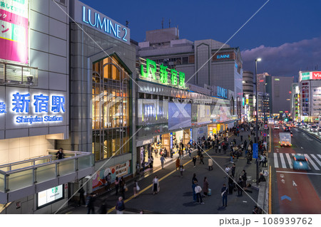 《東京都》新宿駅都市夜景・新宿新南口 《東京都》新宿駅都市夜景・新宿新南口 108939762