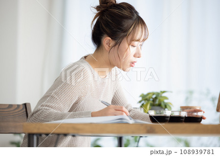趣味　コーヒーのカッピングをする女性 108939781