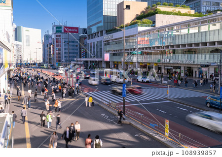《東京都》新宿駅都市風景・新宿新南口 《東京都》新宿駅都市風景・新宿新南口 108939857