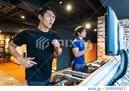 スポーツジム ランニングマシン 若い男性 スポーツジム ランニングマシン 若い男性 108939921
