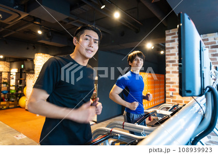 スポーツジム ランニングマシン 若い男性 スポーツジム ランニングマシン 若い男性 108939923
