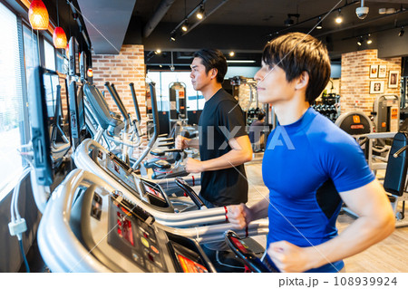 スポーツジムで走る男性 108939924
