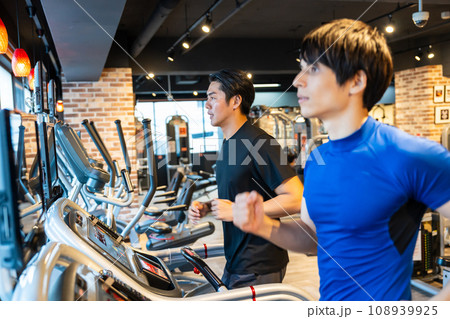 スポーツジムで走る男性 108939925