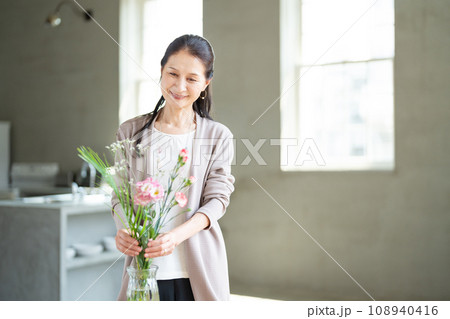 シニア女性　花　ダイニング 108940416