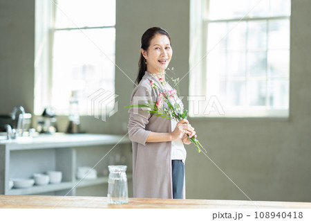 シニア女性　花　ダイニング 108940418