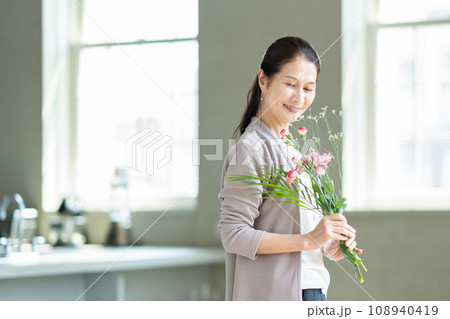 シニア女性　花　ダイニング 108940419