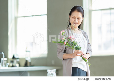 シニア女性　花　ダイニング 108940420