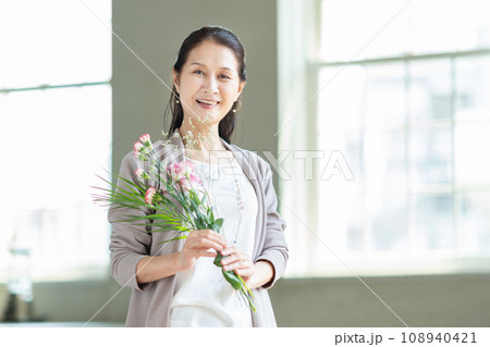 シニア女性　花　ダイニング 108940421