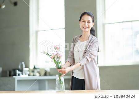 シニア女性 花 ダイニング シニア女性 花 ダイニング 108940424