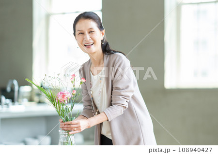 シニア女性　花　ダイニング 108940427