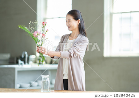 シニア女性　花　ダイニング 108940428