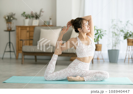 自宅でヨガをする女性 自宅でヨガをする女性 108940447
