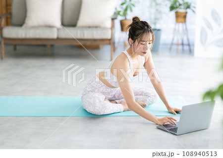 自宅でオンラインヨガをする女性 108940513