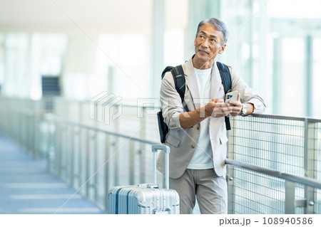 旅行するシニア男性 108940586