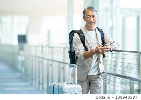 旅行するシニア男性 旅行するシニア男性 108940587