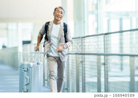 旅行するシニア男性 旅行するシニア男性 108940589