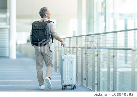 旅行するシニア男性 旅行するシニア男性 108940592