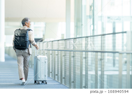 歩くシニアの男性 108940594