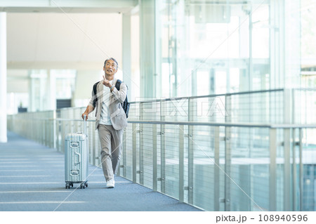 旅行するシニア男性 108940596