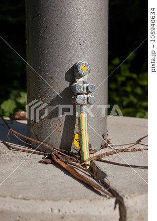 Ground wire on a street lamp 108940634