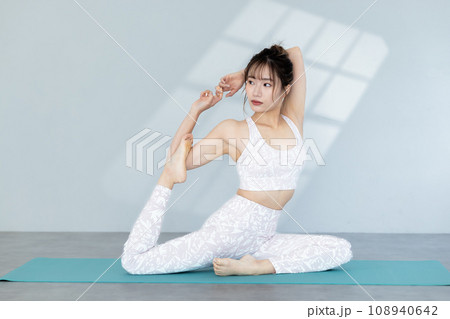 ヨガをする女性 108940642