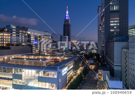 《東京都》新宿駅都市夜景・新宿新南口 108940659