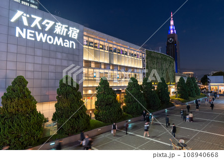 《東京都》新宿駅都市夜景・新宿新南口 《東京都》新宿駅都市夜景・新宿新南口 108940668