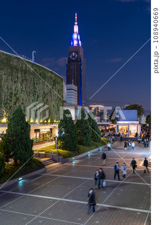 《東京都》新宿駅都市夜景・新宿新南口 108940669