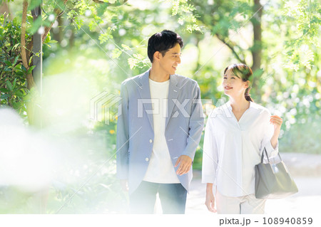 旅行する若いカップル 108940859