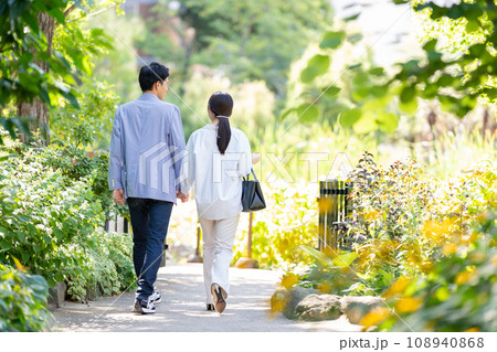 旅行する若いカップル 108940868