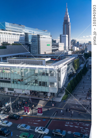 《東京都》新宿駅都市風景・新宿新南口 108940903