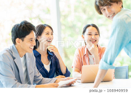 若い男女　カジュアルビジネス　大学生 108940959