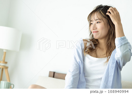 ビューティー ベッドに座りまったりする女性 ビューティー ベッドに座りまったりする女性 108940994