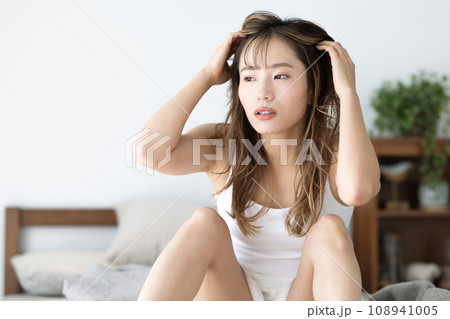 ビューティー ベッドに座りまったりする女性 ビューティー ベッドに座りまったりする女性 108941005