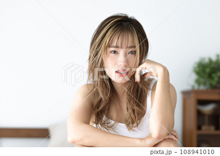 ビューティー ベッドに座りまったりする女性 ビューティー ベッドに座りまったりする女性 108941010