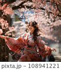 桜の木の下で着物を着て踊る日本人女性 108941221
